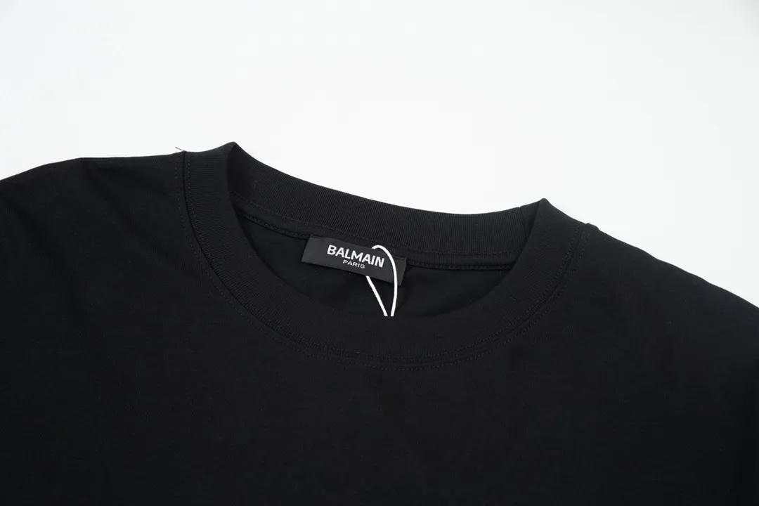 BALMAIN Simple small letter print Large Logo logo exquisitely upgraded, inspired by the 1980s Retro original fabric Official Same Style short-sleeved T-shirt Customized Ketong vat-dyed fabric Very comfortable to the touch Latest brick cabinet synchronization for spring and summer Fashionable and individual Super Versatile good-looking Very suitable for both men and women A must-have for everyone Hang tag Collar label Washed wheat Complete with three labels Color: Black Size: XS~L
